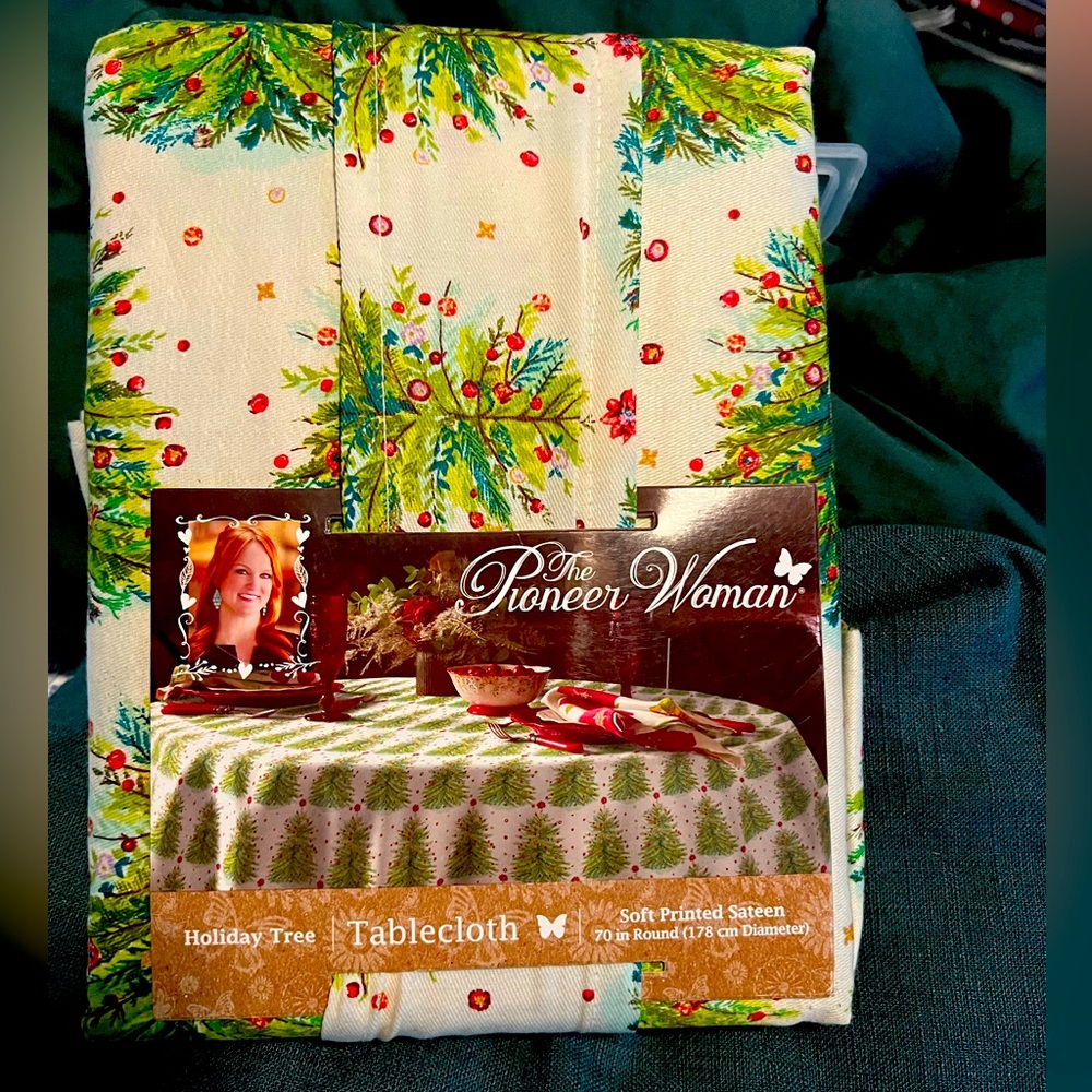 The pioneer woman Holiday Cheer 70 in round sateen table cloth